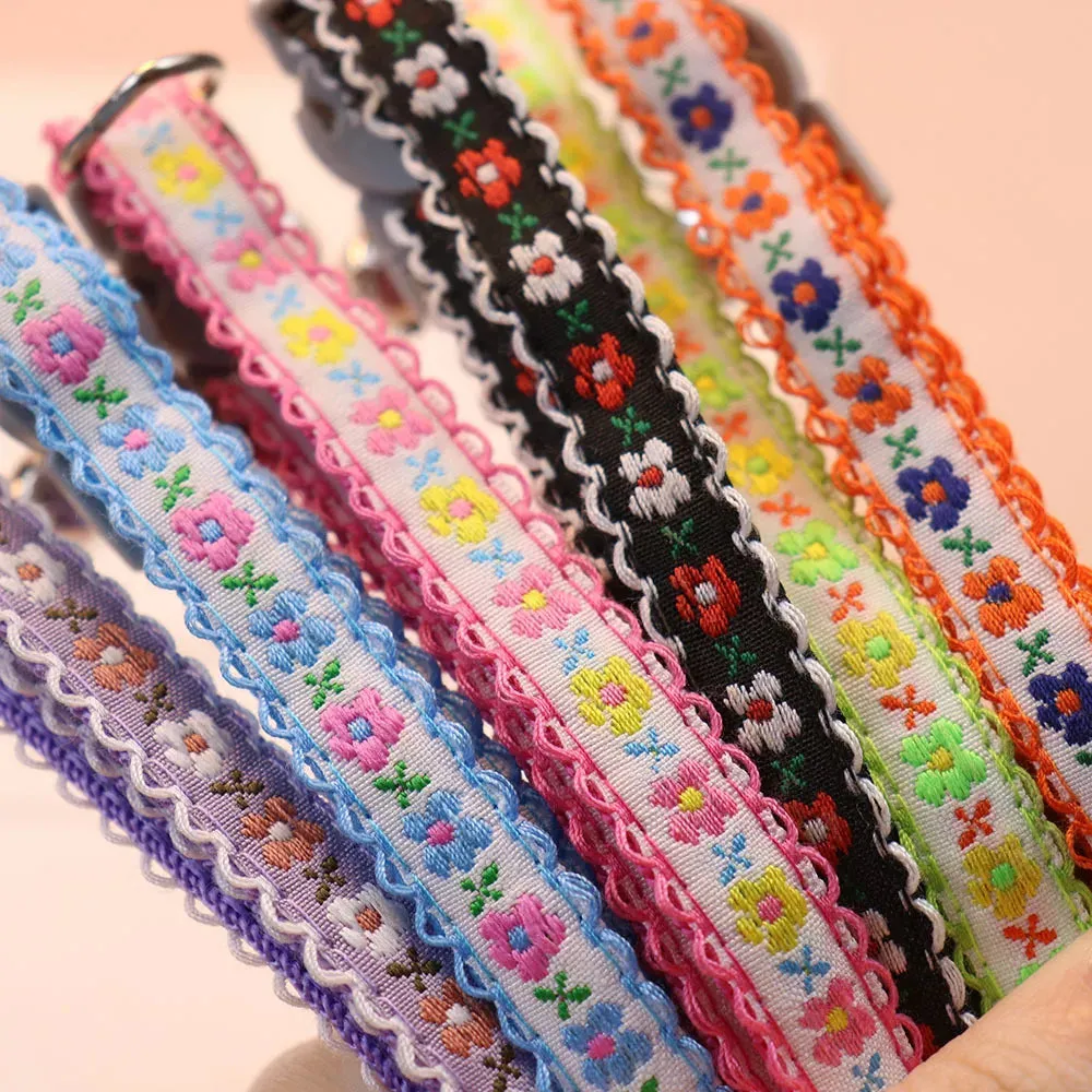 Handcrafted Flower Cat Collar with Bell - Adjustable and Stylish Pet Accessory
