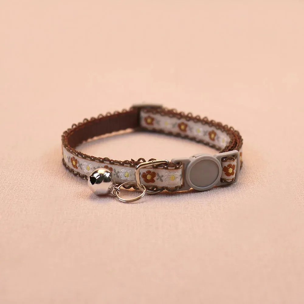 Handcrafted Flower Cat Collar with Bell - Adjustable and Stylish Pet Accessory