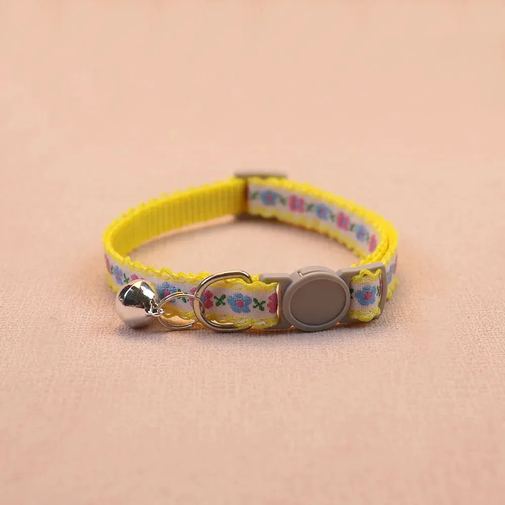 Handcrafted Flower Cat Collar with Bell - Adjustable and Stylish Pet Accessory